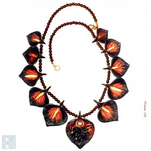 Collier en résine de couleur marron