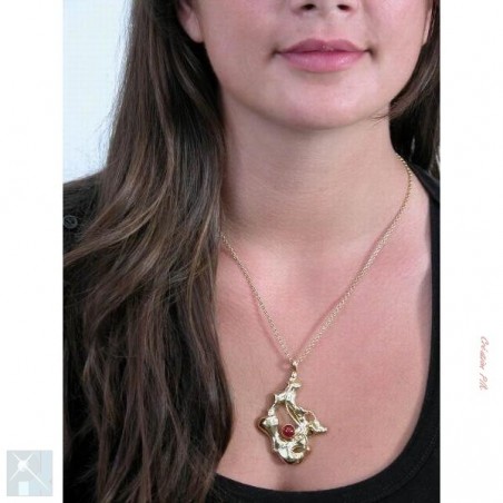 Pendentif doré avec une pierre fine, la cornaline.