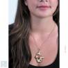 Pendentif doré avec une pierre fine, la cornaline.