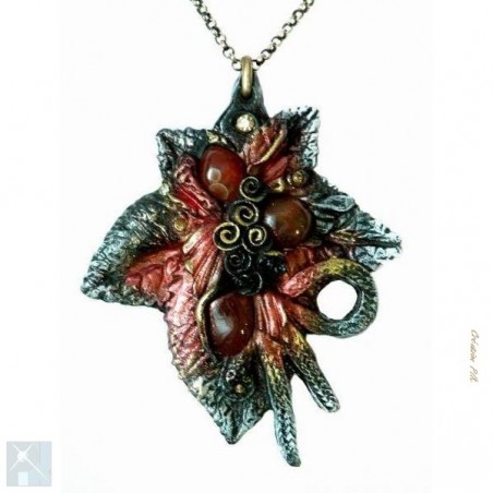 Pendentif en résine marron sur chaîne