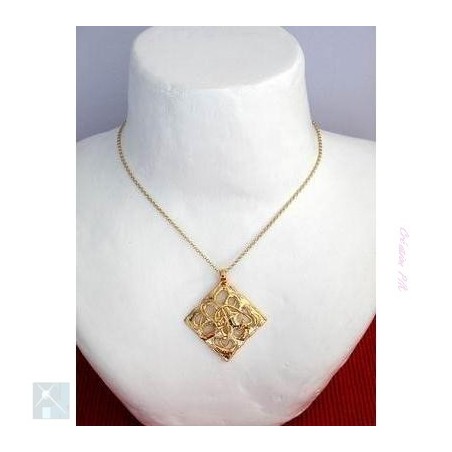 Pendentif doré, ajouré au centre