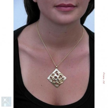 Pendentif doré, ajouré au centre