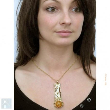 Pendentif artisanal doré, fabriqué en France.