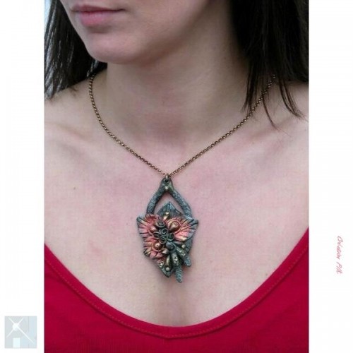 Pendentif en résine marron fait main