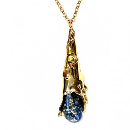 Pendentif artisanal avec un cristal teinté bleu.