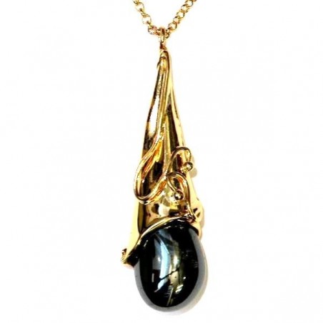 Pendentif en forme de cône allongé.