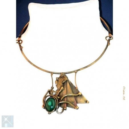 Collier de couleur bronze avec malachite.