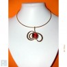 Collier martelé de créateur français avec un strass rouge rubis..