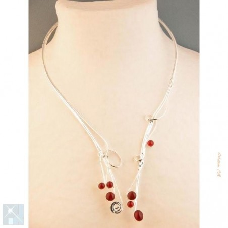 Collier argent avec des pierres fines appelées cornalines..