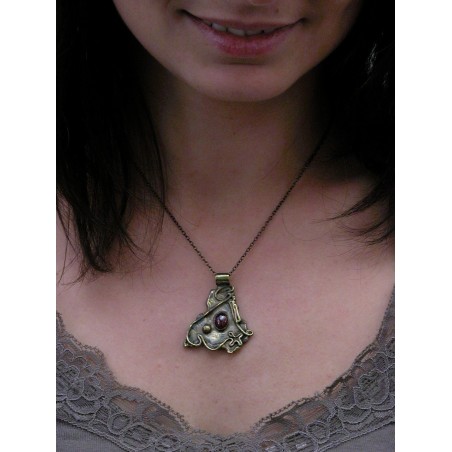 Petit pendentif baroque avec grenat.