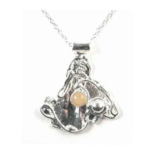 Pendentif artisanal avec une pierre fine appelée quartz rose..