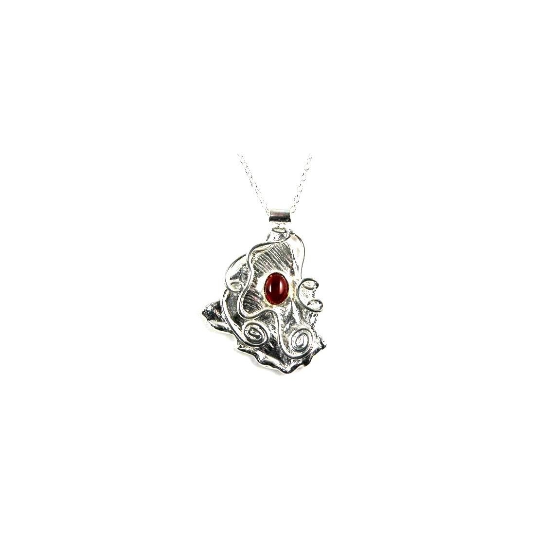Petit pendentif argent avec pierre semi-précieuse appelée cornaline. Petit pendentif argent avec pierre semi-précieuse appelée cornaline.