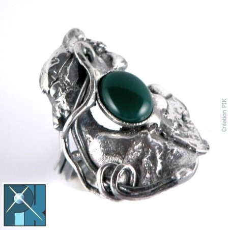 Bague, argent vieilli avec agate verte.