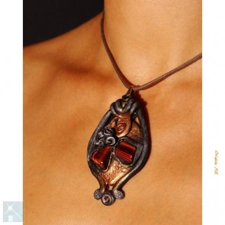 pendentif en résine marron avec pierre fine