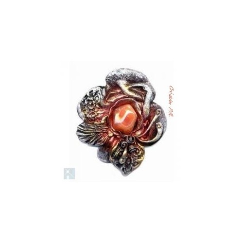 Broche en résine avec une cornaline
