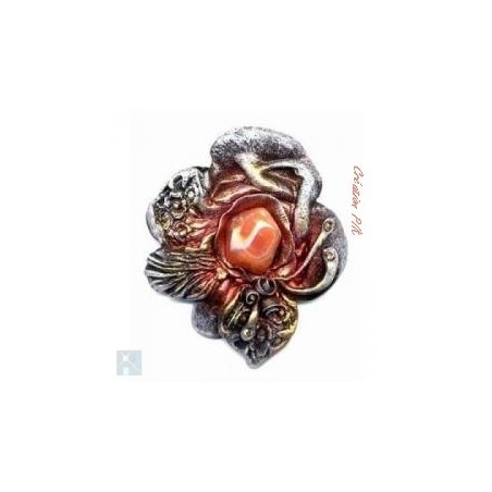 Broche en résine avec une cornaline