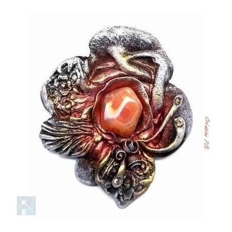 Broche en résine en forme de fleur de couleur marron cuivré avec une cornaline
