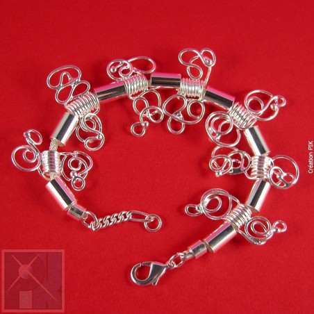 Bracelet chaîne avec les éléments en fil. Bijou fantaisie fait main.