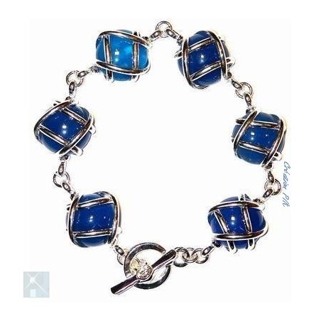 Bracelet avec des pierres fines agates bleus.