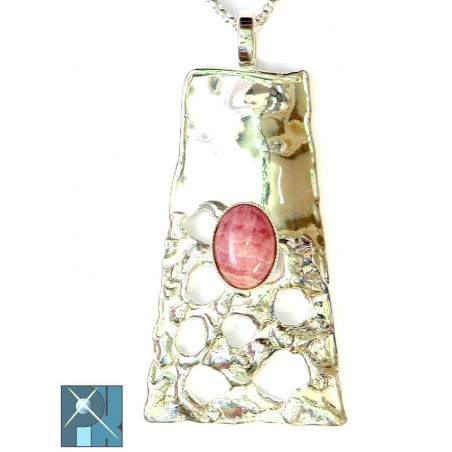 Bijou sur chaîne avec une pierre fine appelée rhodochrosite