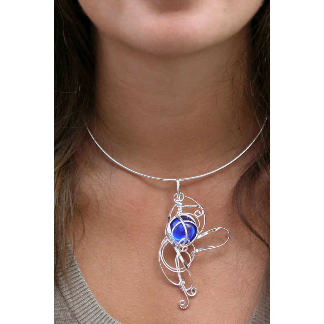 Collier artisanal de couleur argent