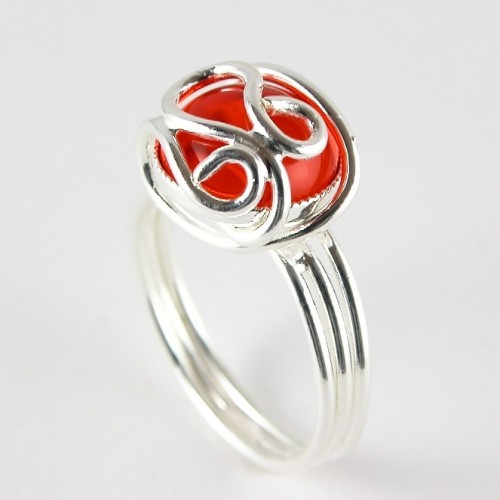 Bijoux artisanaux fabriqués en France. Bague plaquée argent avec un cabochon rouge.