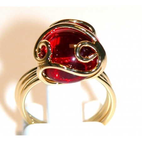 Bague fantaisie artisanale avec une pierre rouge. Bijou artisanal made in France.