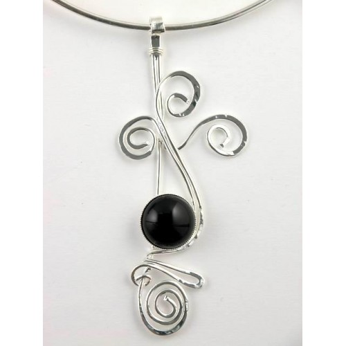 Collier artisanal-pièce unique, bijou avec une pierre noire