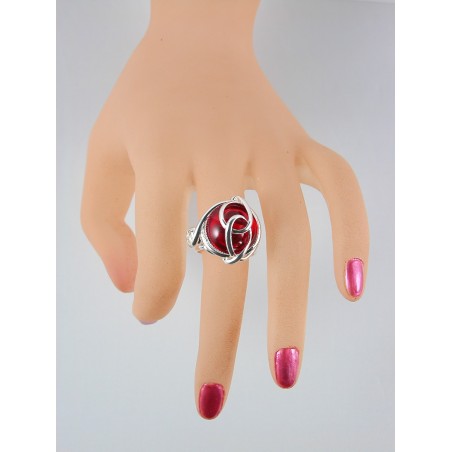 Bijou artisanal fait main avec une pierre rouge. Bague créée par un designer de bijoux.