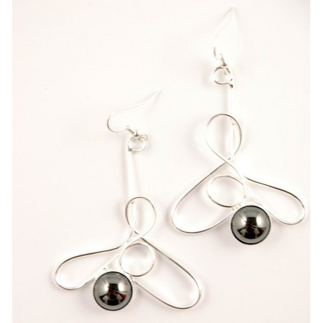 Boucles d'oreilles avec des pierres noires