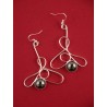 Boucles d'oreilles avec des cabochons couleur hématite