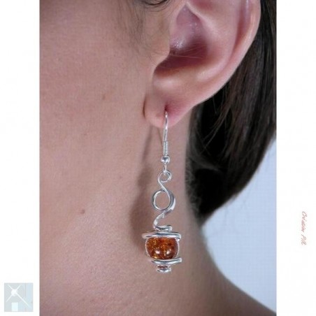 Ambre dans des boucles d'oreilles fantaisie