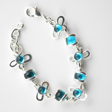 Bracelet fantaisie en forme des fleurs avec des pierres bleues. Bijou fait main en France.