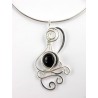 Collier d'artiste-pendentif fantaisie argent sur tour du cou ouvert