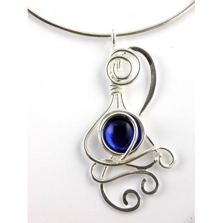 Collier d'artiste-pendentif fantaisie argent avec une pierre bleu saphir