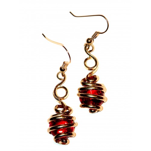 Boucles d'oreilles créateur or et rouge.