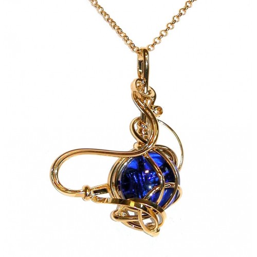 Pendentif fantaisie doré avec une  pierre bleue. Une véritable création artisanale.