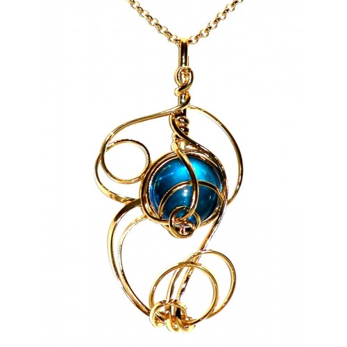 Pendentif doré avec une pierre bleue. Artisanat d'art français.