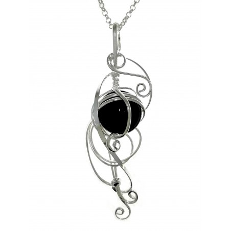 Bijou de créateur argent et noir. Création française avec une pierre noire.