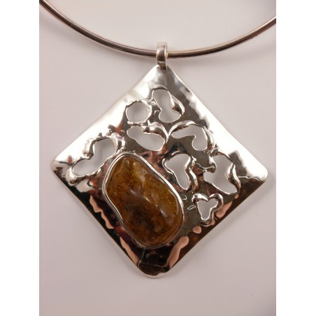 Collier losange argent, bijou imposant et original avec ambre