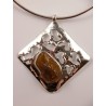 Collier losange argent, bijou imposant et original avec ambre