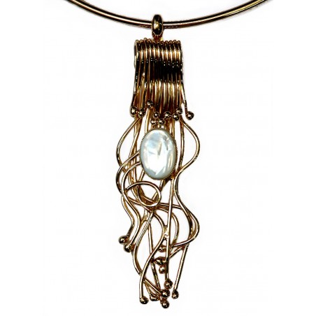 Collier aérien, moderne, bijou artisanal avec une pierre fine