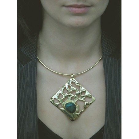 Collier doré sur laiton avec une pierre fine.