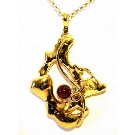 Pendentif doré de créateur, bijou chic avec une pierre fine