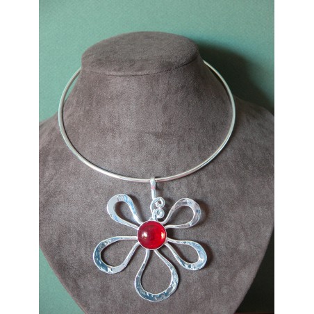 Fleur en argent avec une pierre rouge, collier artisanal