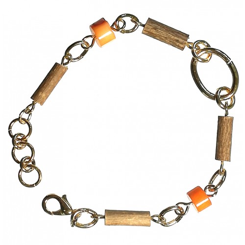 Bracelet noisetier avec des éléments dorés.