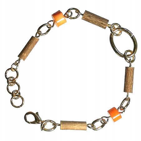 Bracelet noisetier avec des éléments dorés.