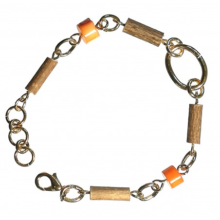 Bracelet avec des perles en bois de noisetier.