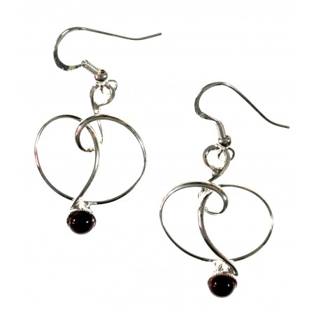 Petites boucles d'oreilles fantaisie argent.