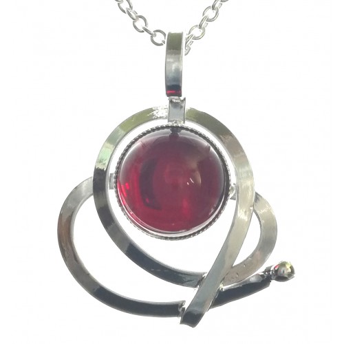 Petit pendentif avec un cabochon rouge rubis.